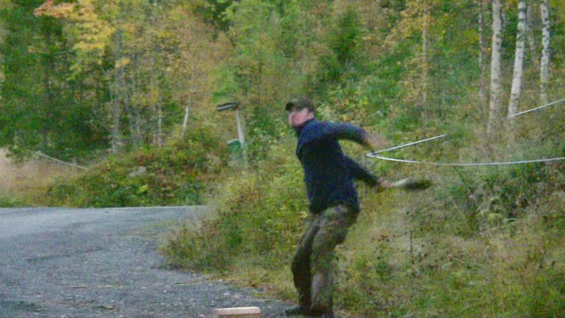 Elgskankkasting Torgeir 1.jpg - Torgeir kaster elgskank